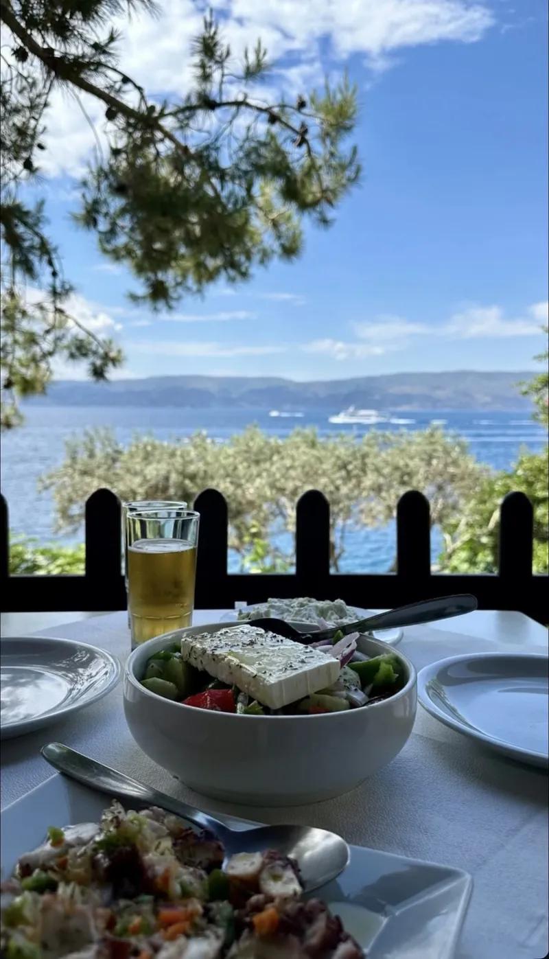 Pefkaki Taverna