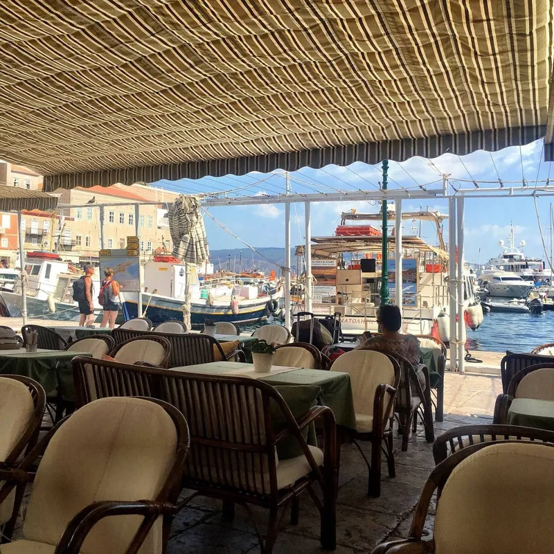 Roloi Cafe